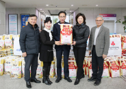 장안사랑발전회 정책분과 위원들이 예스식자재마트에 기부한 쌀을 들고 웃고 있다