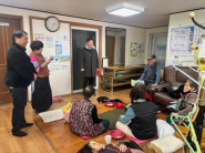 이진영 세류3동장과 배성훈 맞춤형복지팀장이 경로당 어르신들께 수원 새빛생활비 패키지 사업과 새빛돌봄사업을 안내하고 있다.