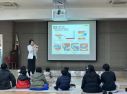 드림스타트 아동들이 팔달구보건소에서 구강교육을 듣고 있다