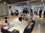 어린이들이 벌도로 마련된 장소에서 악기 체험을 하고 있다.