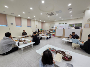 수원시 영통구 아이사랑놀이터 영통점에서 '아빠와 함께하는 오감요리 쿠킹클래스'가 진행되고 있다.