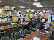 테이블마다 김이 모락모락 피어오르는 ‘지동순대타운’  