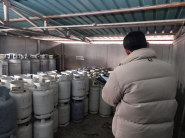 가스판매시설 저장소를 점검하고 있다