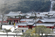 2026년 설 명절 연휴 기간 중 매일 운영하는 수원화성행궁의 설경.