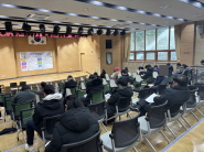 한 시민이 수목원에 마련된 투호놀이 체험존에서 전통놀이를 즐기고 있다.     