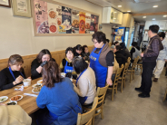 자유총연맹에서 다문화가정을 대상으로 떡국나눔행사를 하고 있다.