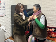 우만1동 새마을문고 김정희 회장이 대상자에게 직접 털목도리를 해주는 모습이다.