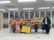 하늘꿈 어린이집 원아들과 기부물품 전달 사진을 촬영했다.