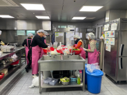 가축위생방역지원본부 경기도본부 직원들이 ‘바다의별’ 주방에서 재료 손질 봉사활동을 진행하고 있다.