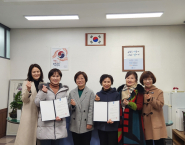 송근숙 정자3동장(가운데), 신규 통장 위촉 후 통장협의회 간부들과 기념촬영을 하고 있다.