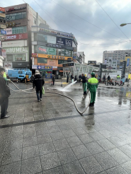 살수차를 이용해 물청소를 하는 모습