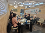 이교수한정식 식당에서 2월 생신을 맞으신 어르신이 생일 축하를 받고 있다. 