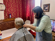 거동이 불편한 어르신 1가구를 대상으로 찾아가는 이미용서비스를 지원