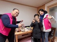 내 저소득 독거노인 가구를 대상으로 식품 꾸러미를 전달하였다.