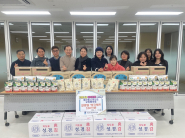 떡국 세트 나눔 전달식을 하고 있다.