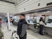 장안구청 배리어프리 키오스크를 사용중인 모습