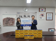 더사랑의교회 임대호 목사(우)가 광교2동 행정복지센터 이시현 건강복지팀장(좌)에게 멀티비타민을 전달하는 모습.