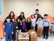 돌봄센터 아동들과 관계자들이 기념 사진을 촬영