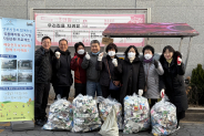 김지원 행정민원팀장이 유용생활폐자원 수거 참여자들과 기념사진을 촬영하고 있다.