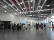 휴일에 농업박물관을 방문한 어린이들과 부모들