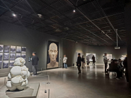 공간 전체가 하나의 장면처럼 흐르며, 전시의 밀도와 집중감을 단번에 느끼게 하는 순간!