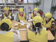 남수연화경로당 어르신들이 남수동 청춘공방에서 직접 만든 수제강정을 정성스럽게 포장하고 있다. 고소한 강정에 담긴 마음은 이웃을 향한 따뜻한 나눔으로 이어졌다.