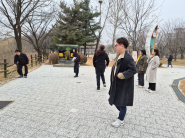 '화서랑 포토존' 조성을 앞두고 관계자들이 현장실사를 진행하고 있다.