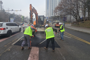 장안구 관내 포트홀을 보수하는 보수전담반