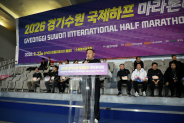 이재식 수원특례시의회 의장이 「2026 경기수원 국제하프마라톤대회」에서 축사를 하고 있다.
