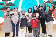 지난 2월2일 수원시 2월의 만남 행사에서 ‘출생 친화 분위기 조성 유공 표창’을 받은 시민 6남매 엄마 이혜련씨(오른쪽 세 번째) 가족과 수원시 관계자가 기념촬영을 하고 있다.