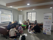 발사랑이웃사랑 봉사단이 매탄3동 위브경로당에서 발마사지 봉사를 하고 있다. 