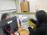 사진2)수원시보건소가 후원받은 영유아 건강관리 물품을 전달하는 모습    