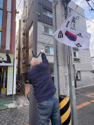 수원시 화서1동 새마을지도자협의회(회장 이승원)가 2026년 2월 27일 다가오는 제 107주년 3·1절을 맞아 국민과 함께하는 '나라 사랑 태극기달기 운동'을 전개했다.