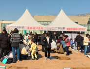 정월대보름을 맞아 화성행궁 광장에서 윷놀이 대회가 열리고 있다.