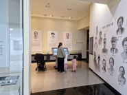 수원박물관 ‘수원의 근대 인물’ 코너. 수원 독립운동가들과 문화예술 교육, 종교인 등 인물들을 키오스크로 살펴볼 수 있다. 