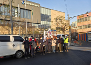 영화동 새마을지도자협의회에서 태극기를 게양하고 있다.