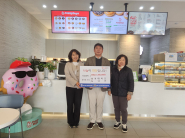 퍼지데이즈 도너츠는 저소득 가정의 학생을 위해 장학금 100만원을 기탁하였다.