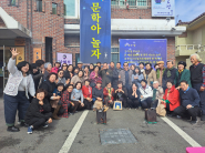 문인협회 회원과 문학대학 학생들이 모였다.