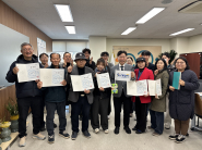 위촉장을 받은 후 마을 기자와 직원이 함께 촬영에 임했다.