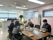 -영통종합사회복지관과 영통1동 관계자의 모습-