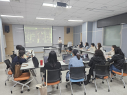 사진)시민들이 인공지능(AI)를 활용한 독서문화 프로그램 강의를 듣고 있다.    