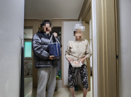 홍가네집만두 후원 만두를 지역사회 취약 어르신께 전달하고 있다. 