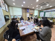 구운동 주민자치회가 마을지원관에게 리빙랩 컨설팅을 받고있다.