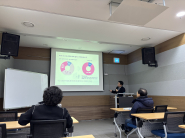 강의실에서 강사가 설명을 하고 있다