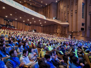약 2,000명의 어르신들이 경기아트센터 대극장을 가득 메운 가운데 노인일자리 발대식이 열렸다.