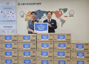 글로벌쉐어에서 유학생 대상 여성용품을 후원하는 모습