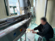 성균관대학교 비상급수시설에서 채수통에 음용수를 받고 있다.