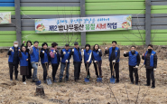 율천동 주민자치회가 제2의 밤나무 동산을 정비하고 있다