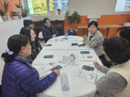 △ 푸드 테라피 사업 전 사업 관계자들의 의견을 구하고 있다.