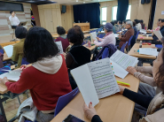 수원 벨라비타합창단 단원이 다 같이 합창하는 전경